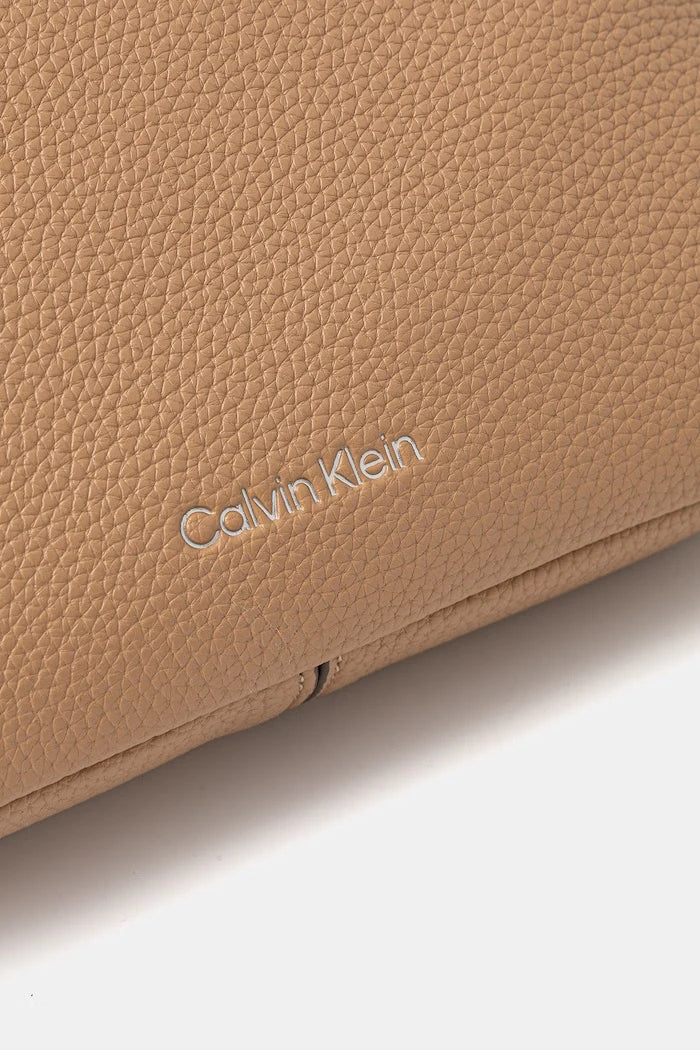 Calvin Klein kadın suni deri çapraz çanta