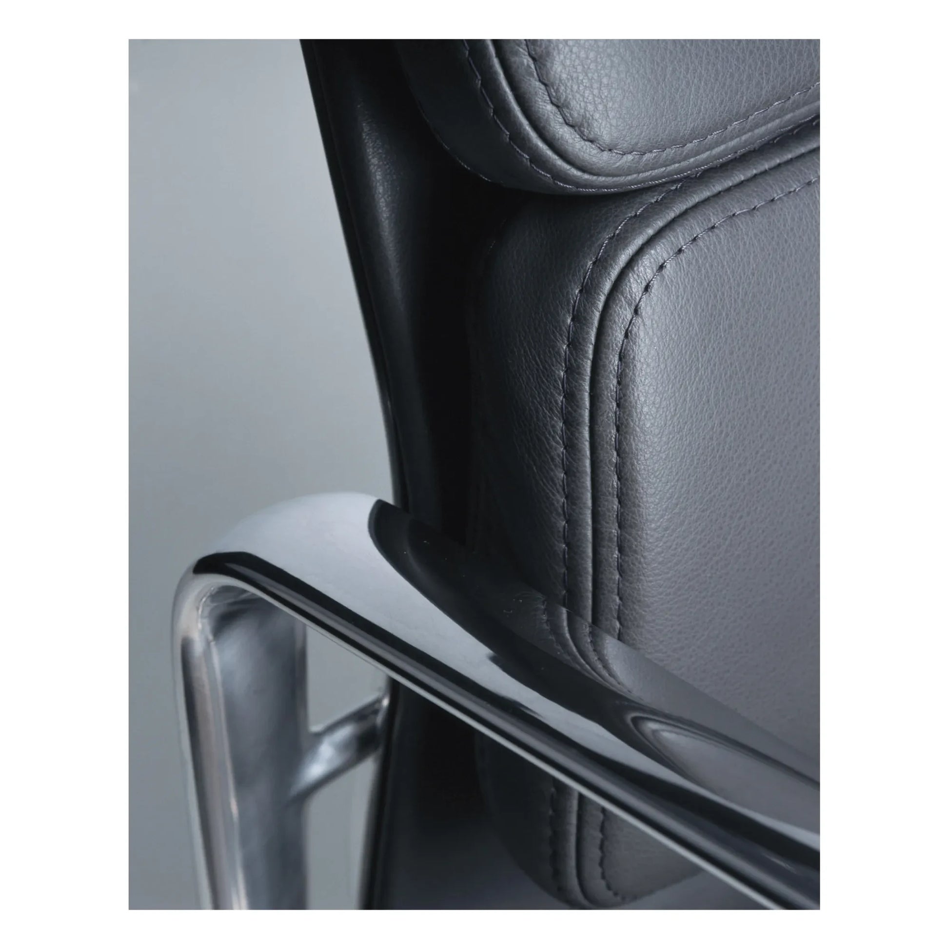 Vitra - EA 217 Leather Soft Pad Chair | Black