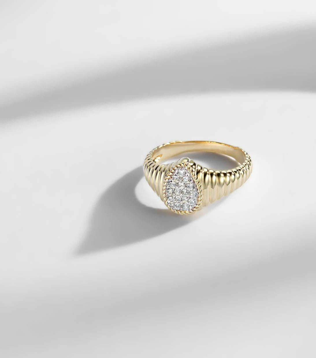 Yvonne Léon - Berlingot 9kt gold pinky ring with diamonds