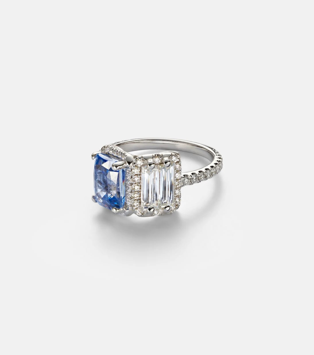 Suzanne Kalan - 18kt white gold ring with diamonds and sapphire