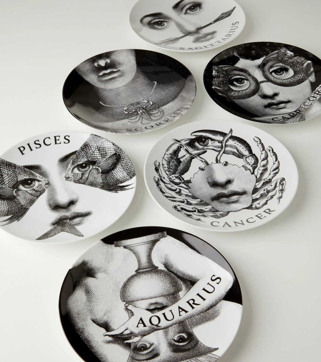 Fornasetti - صحن حائط بتصميم زودياك بيكسيس (N.359 Tema e Variazioni)