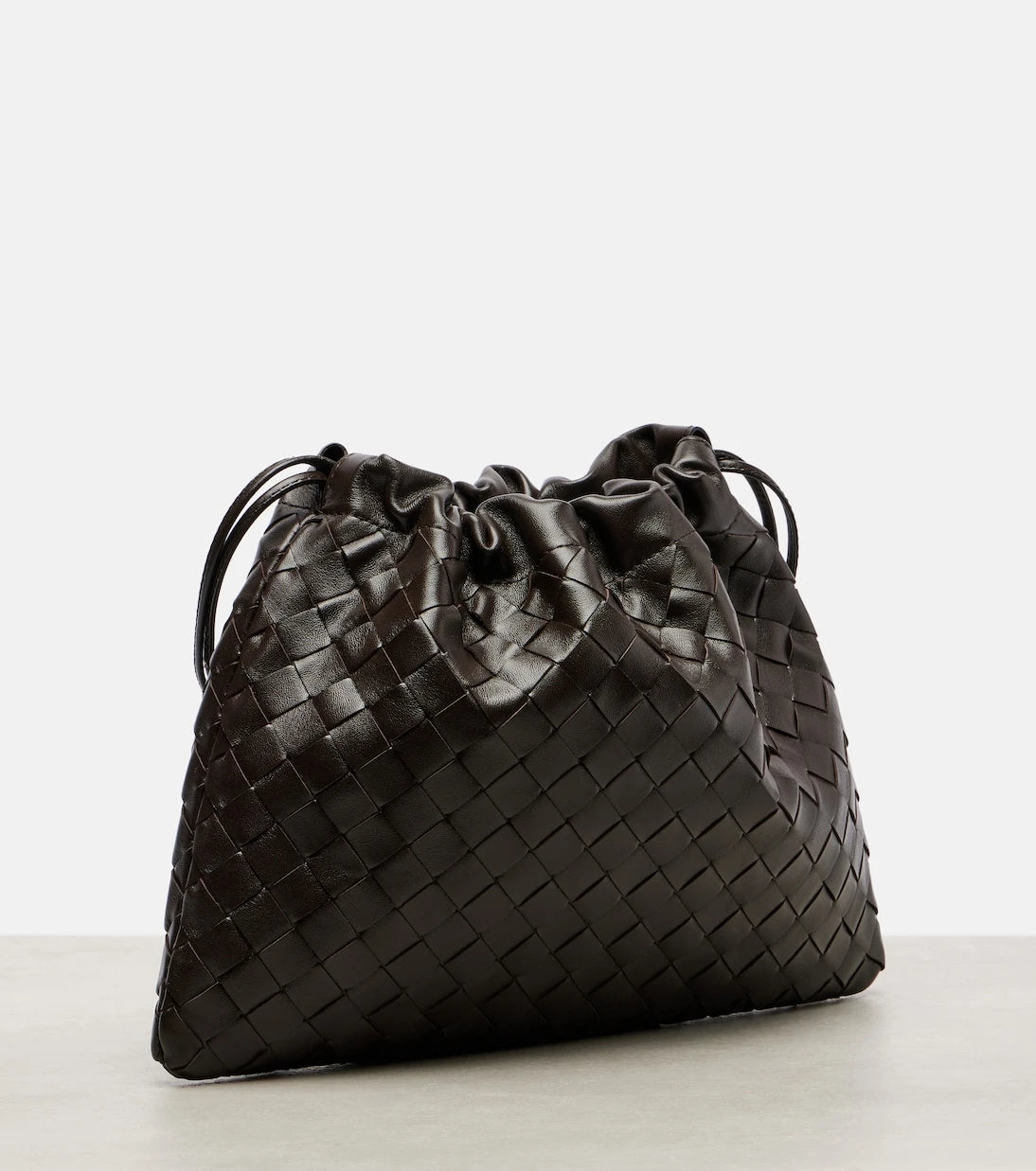 Bottega Veneta - حقيبة كلاتش جلدية متوسطة "داست باج"