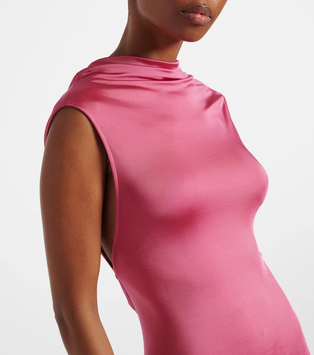 فيكتوريا بيكهام - فستان جيرسيه بكسرات