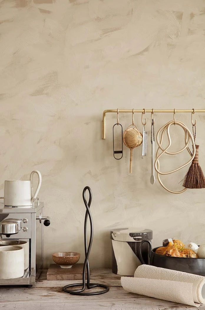 Поставка за кухненска хартия ferm LIVING Curvature