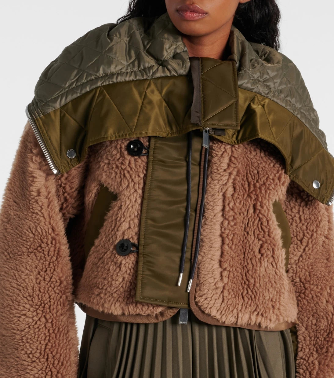 Sacai - جاكيت فرو صناعي بحواف من التويل