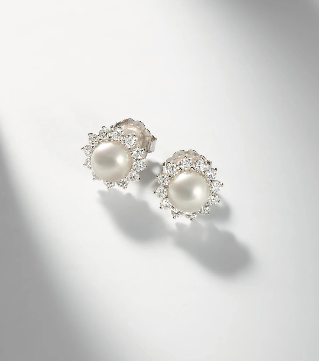 Mikimoto - 18kt white gold earrings with diamonds and pearls