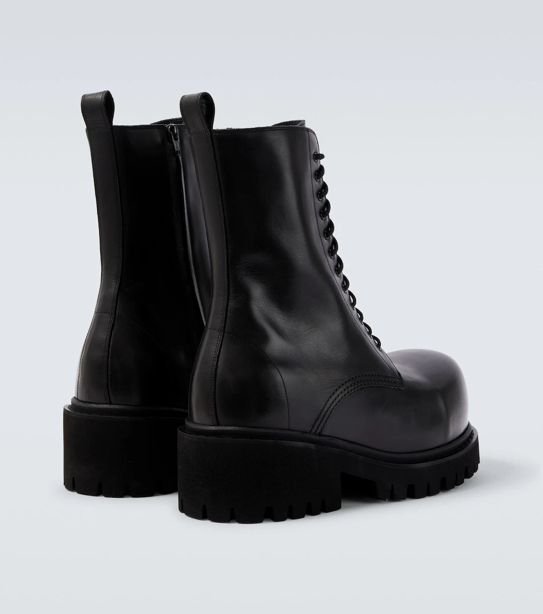 Balenciaga - جزمة Stomper جلدية