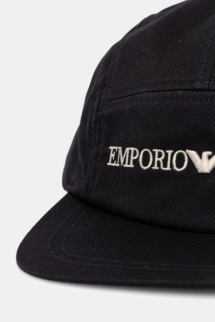 Памучна шапка с козирка Emporio Armani