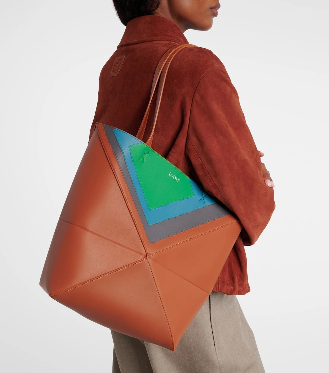 Loewe - حقيبة يد توتس متوسطة الحجم قابلة للطي بتصميم ألبرز من الجلد