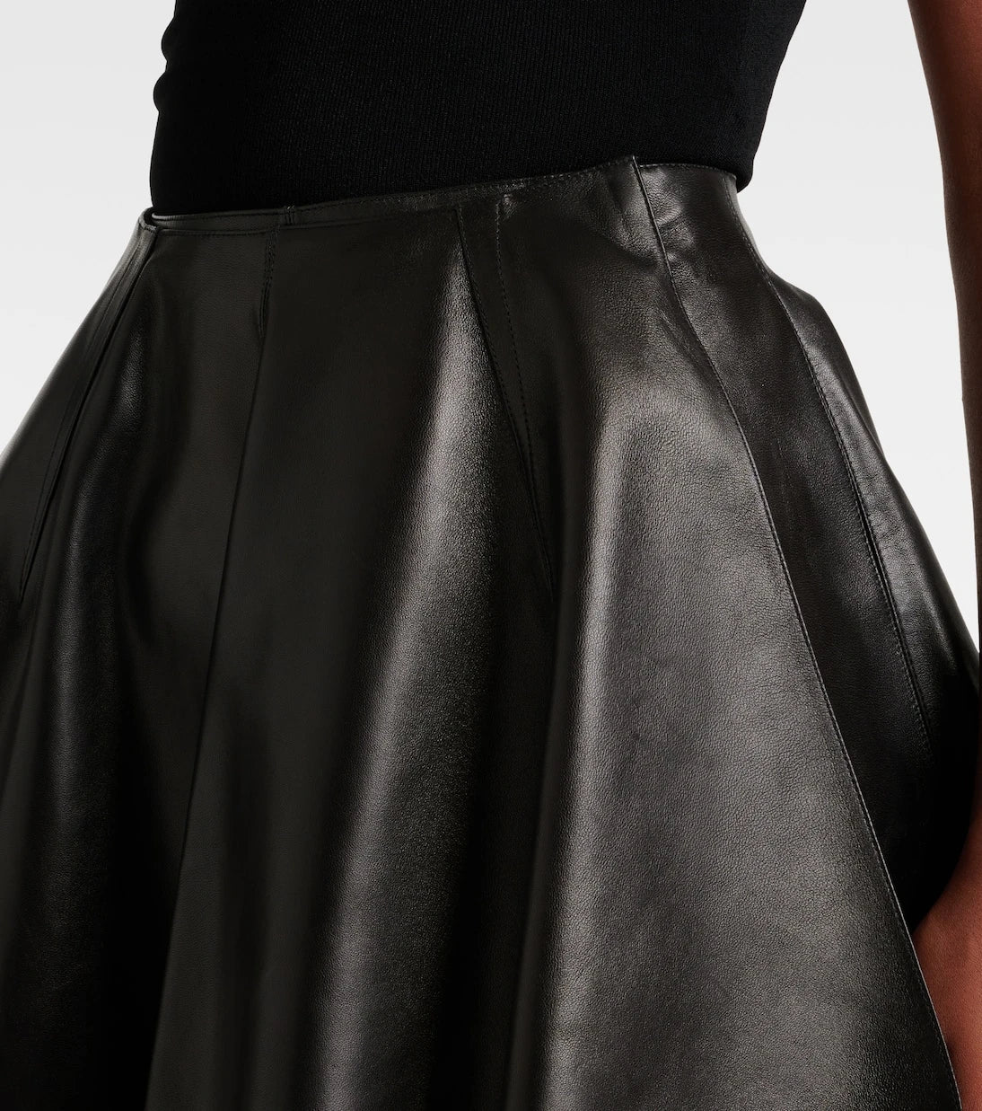 Alaïa - تنورة جلدية قصيرة غير متماثلة