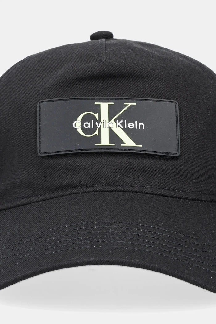 Памучна шапка с козирка Calvin Klein