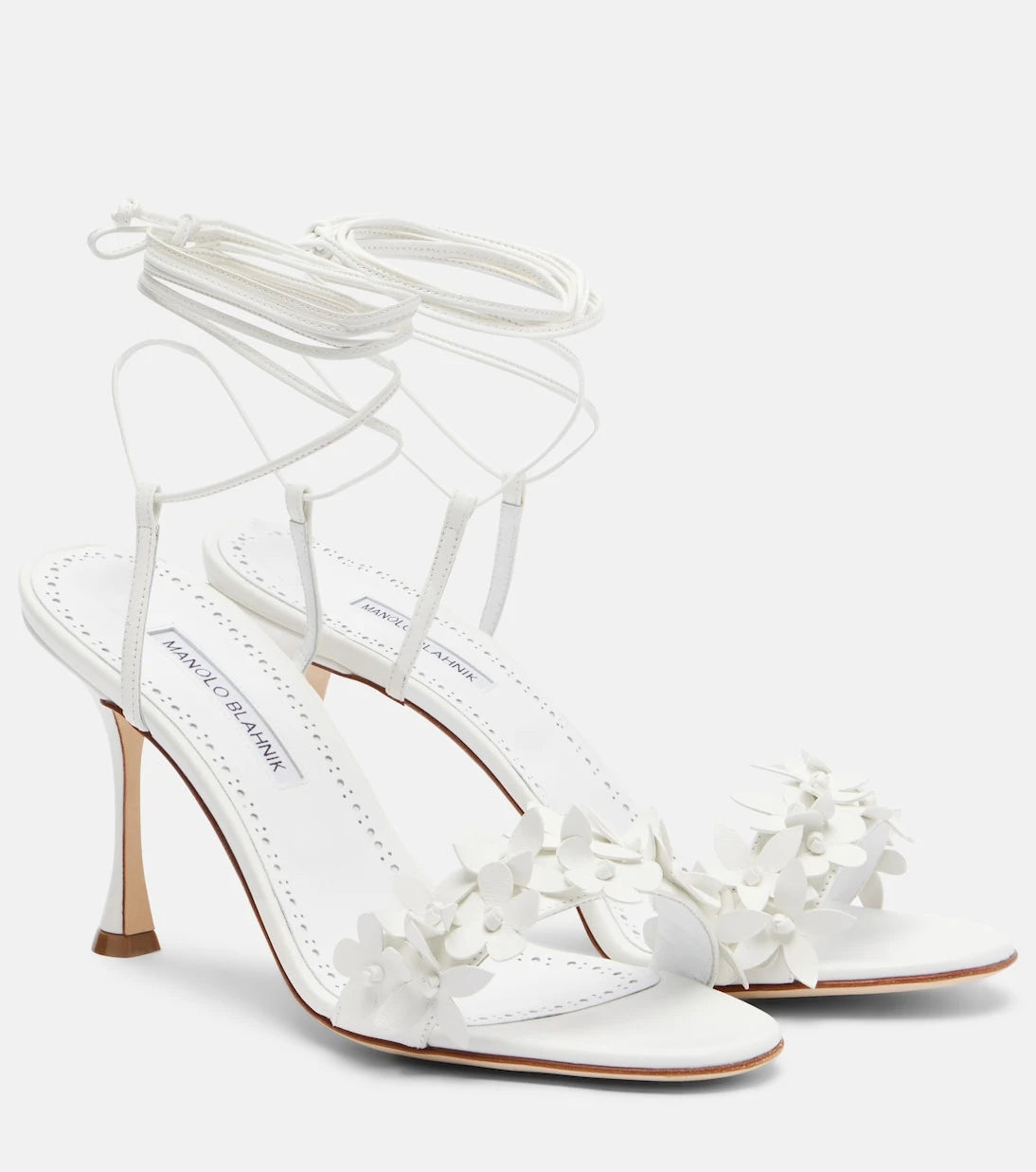 Manolo Blahnik - صندل Anista الجلدي بتطريزات الزهور