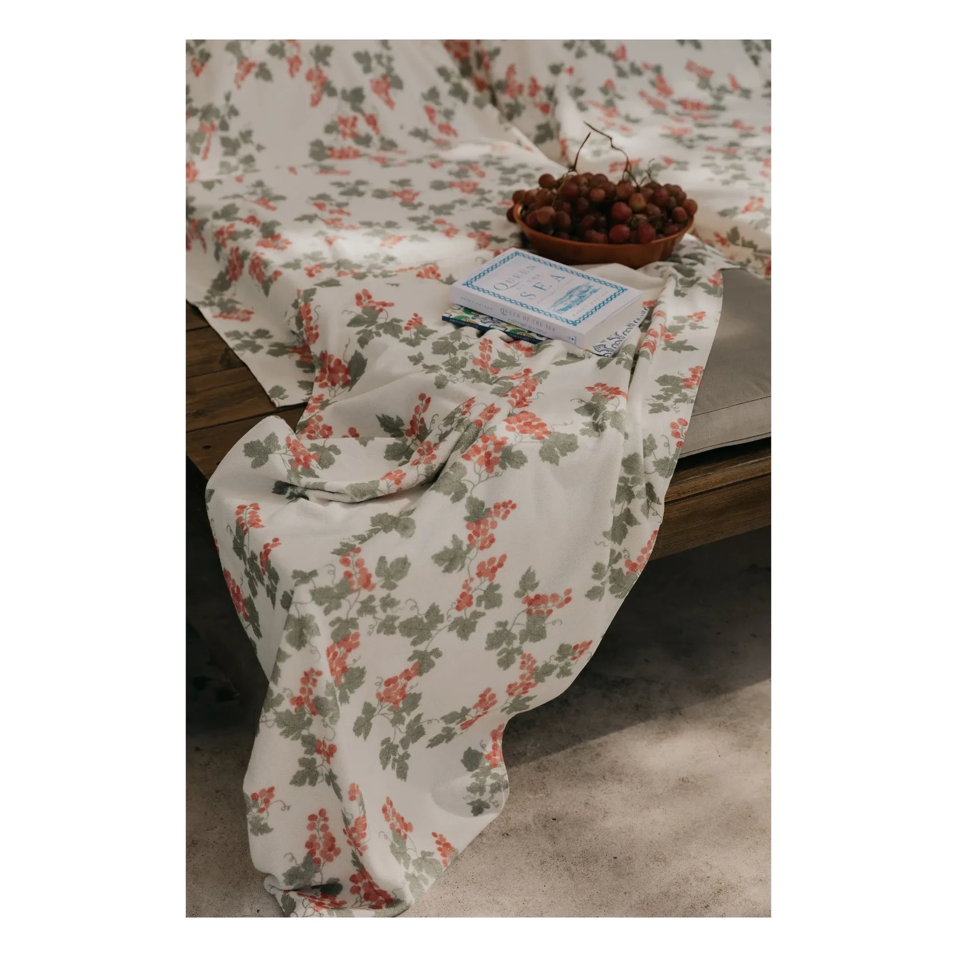 garbo&friends - Grapes Pink bath towel