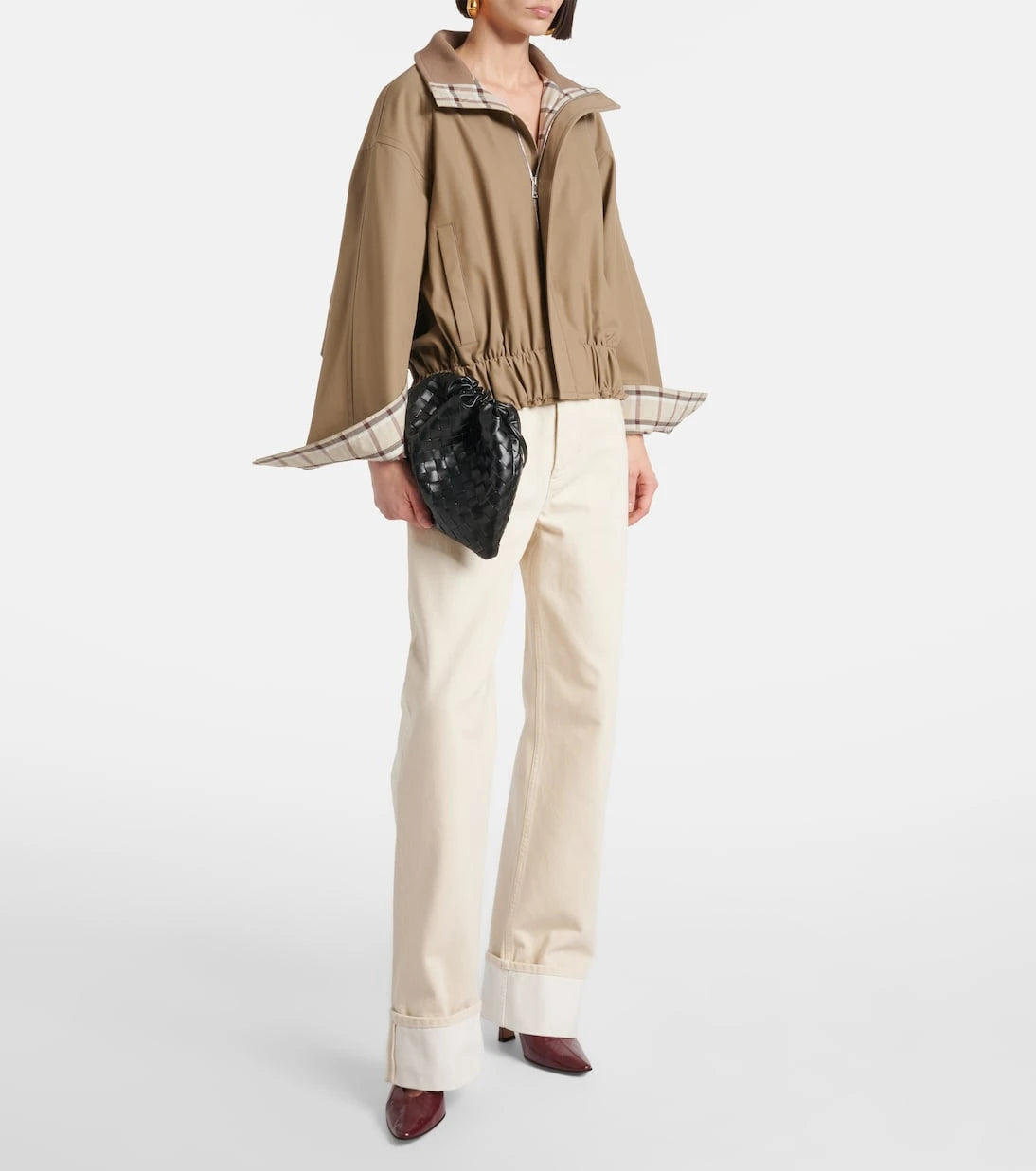 Bottega Veneta - حقيبة كلاتش من جلد إنترشاتو مع كيس حماية