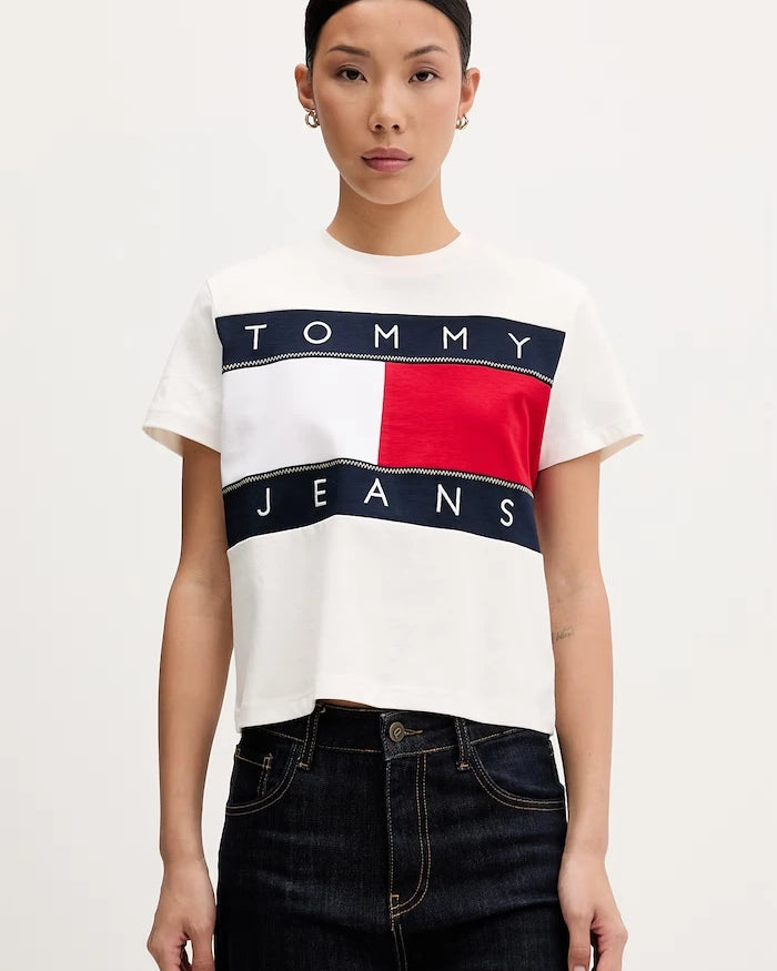 Tommy Jeans pamuklu kadın tişörtü