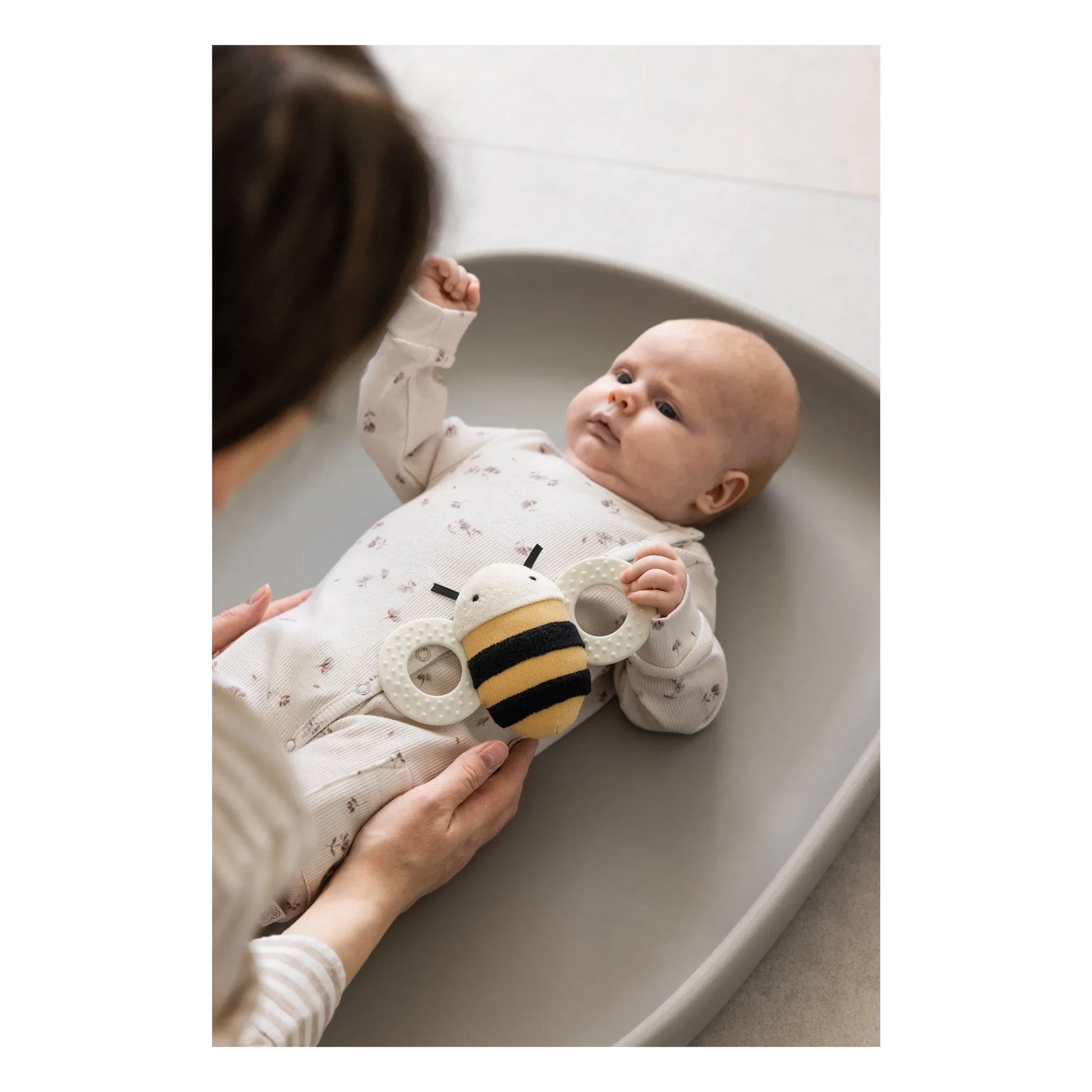Sebra - Billy the bee rattle | Yellow