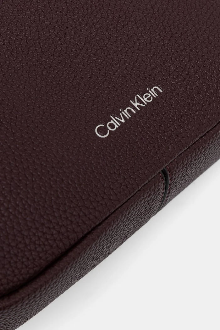 Calvin Klein kadın suni deri çapraz çanta