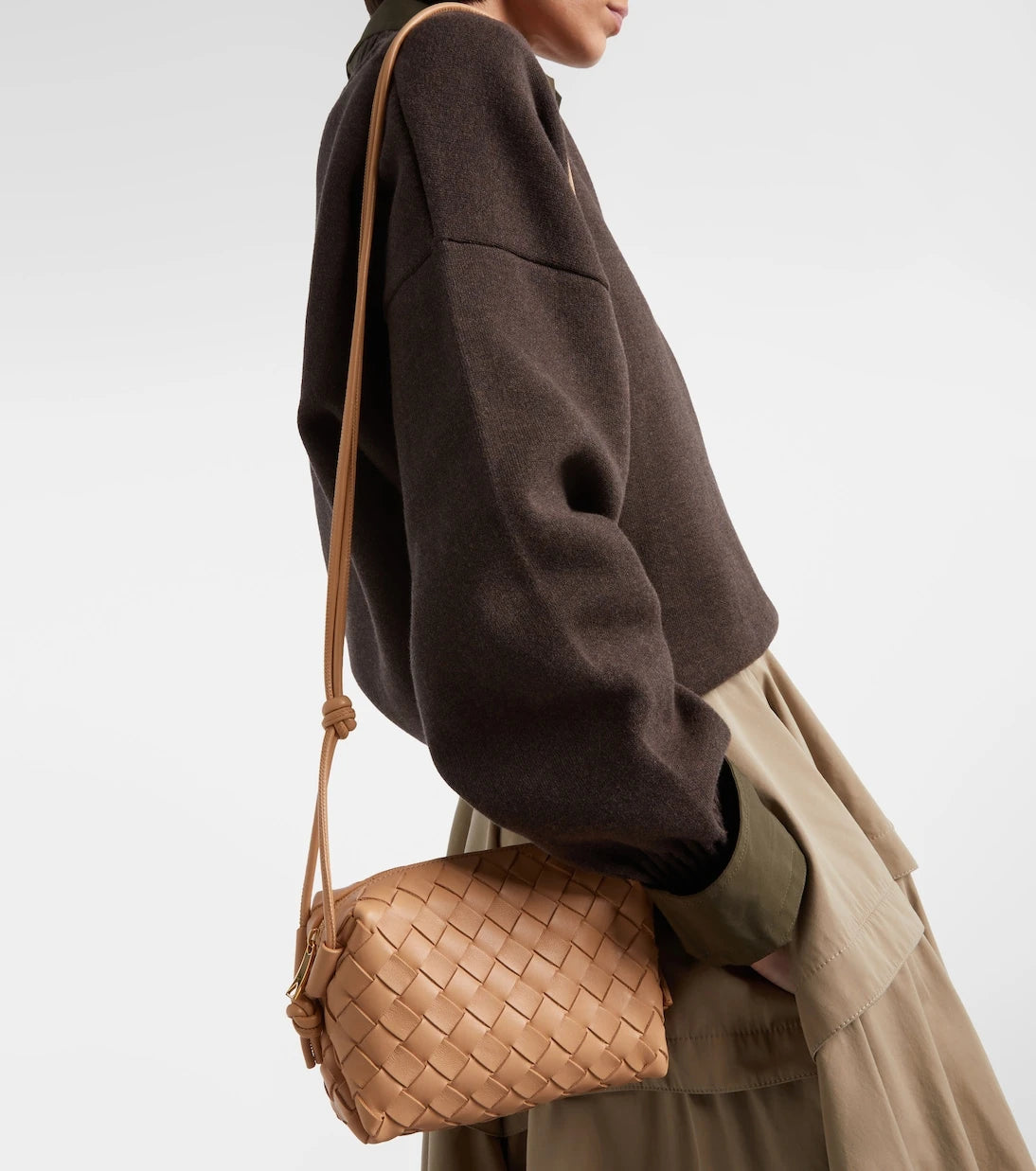 Bottega Veneta - حقيبة كاميرا Loop Mini من الجلد