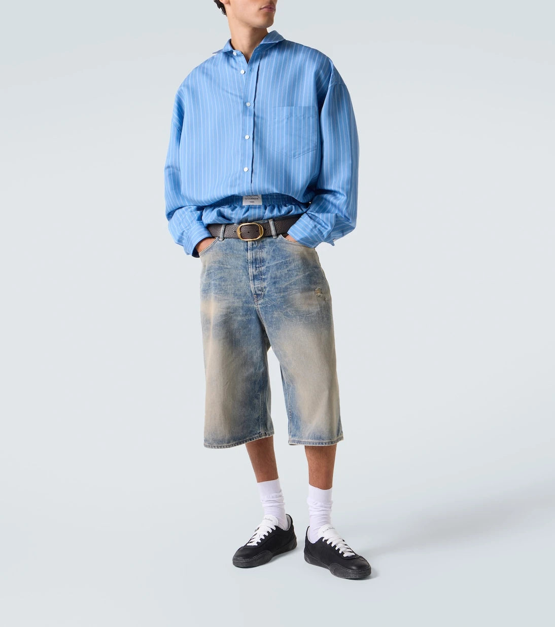 Acne Studios - شورت جينز بقصة منخفضة