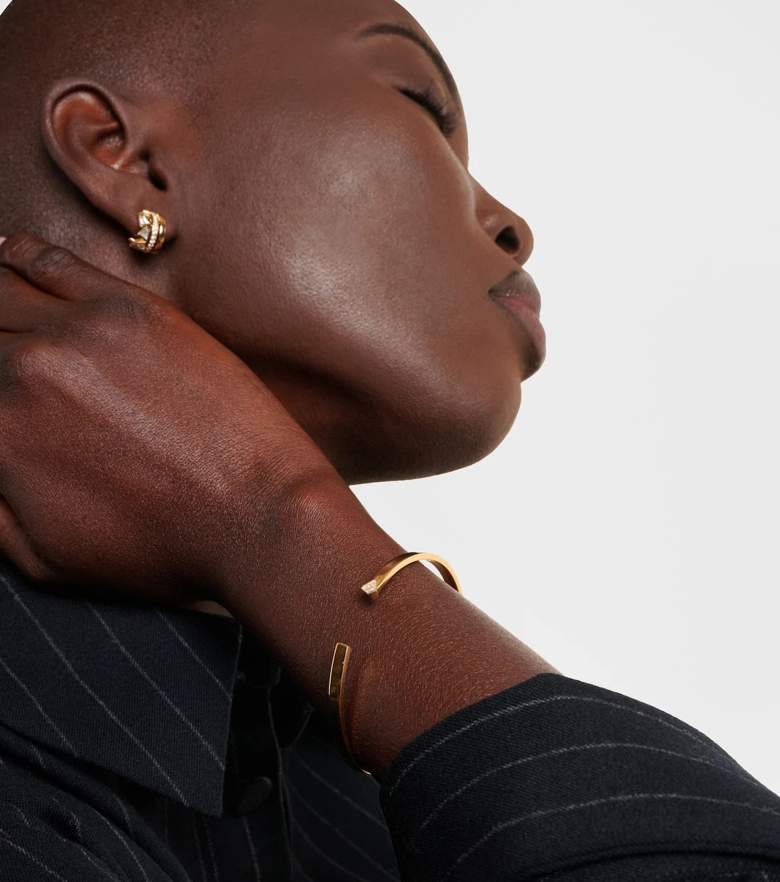Bucherer Fine Jewellery - Medium 18kt gold bangle with diamonds