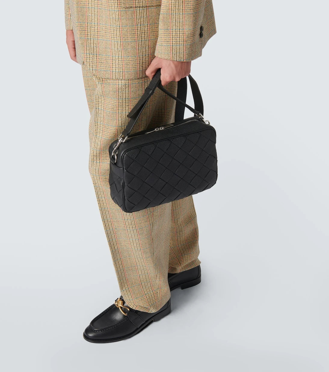 Bottega Veneta - حقيبة كاميرا جلدية بتصميم إنترتشاتو