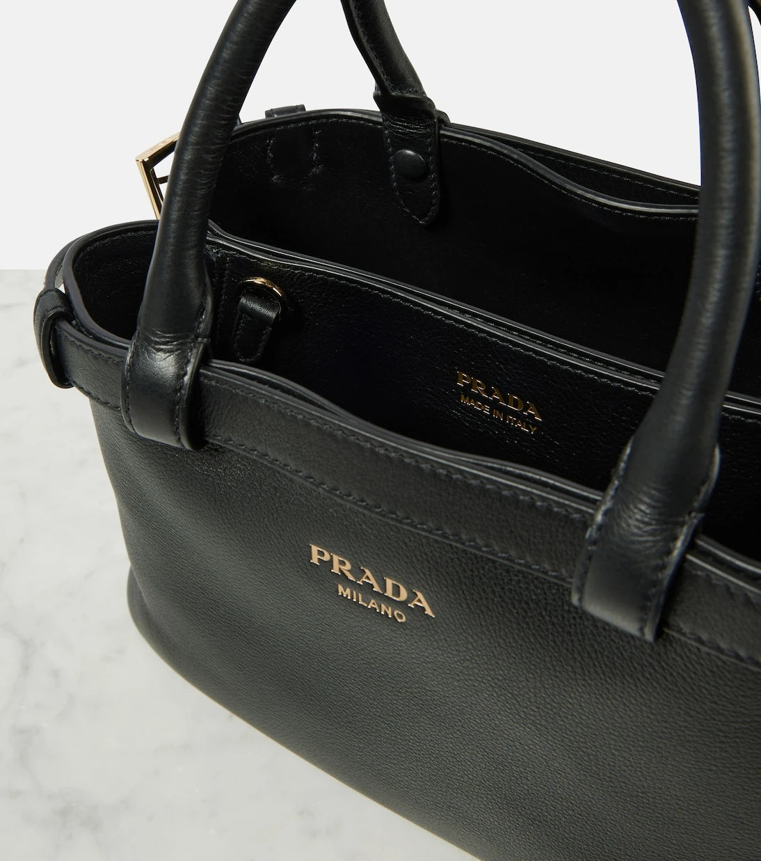 Prada - حقيبة يد توتس صغيرة من الجلد بمشبك من برادا