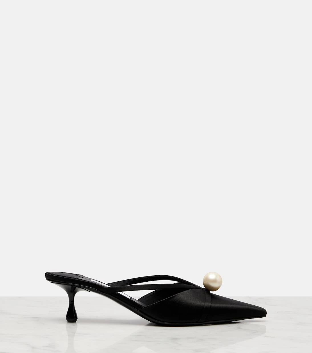 Jimmy Choo - حذاء سانا 50 المزين بالساتان بدون كعب