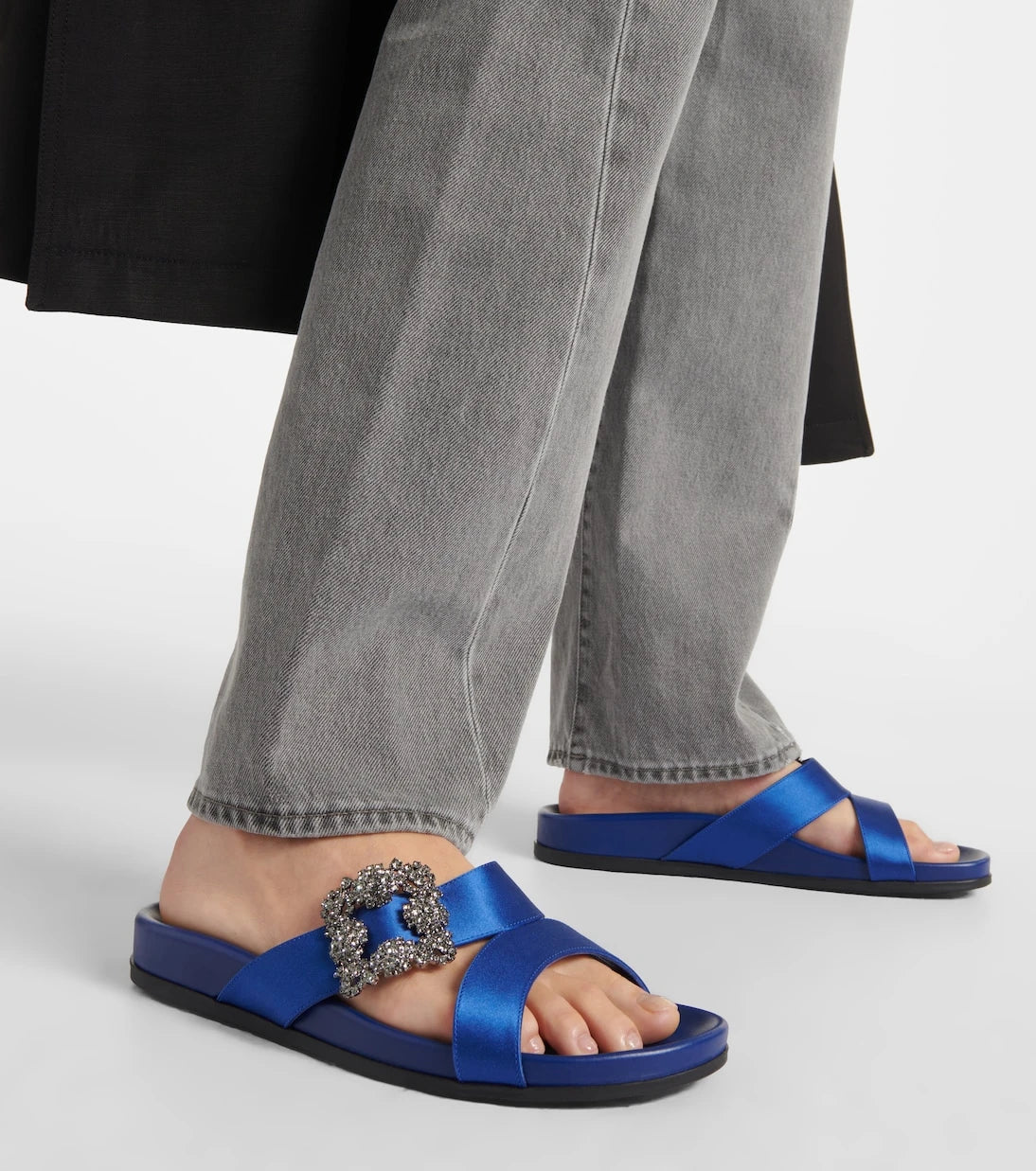 Manolo Blahnik - صندل تشيلانغي من الساتان المزدان بالزخارف