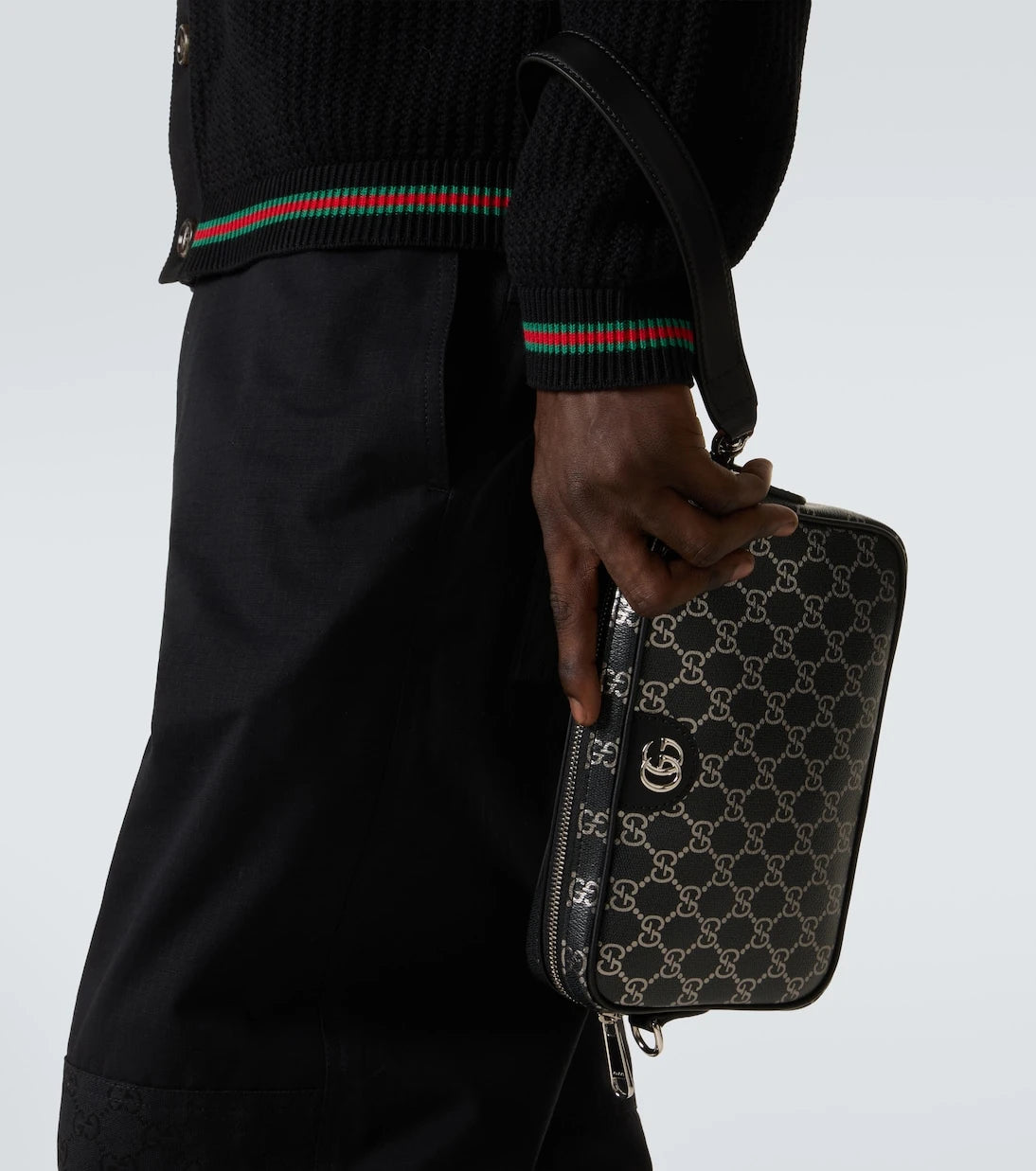 Gucci - حقيبة كتف GG مزينة بالجلد