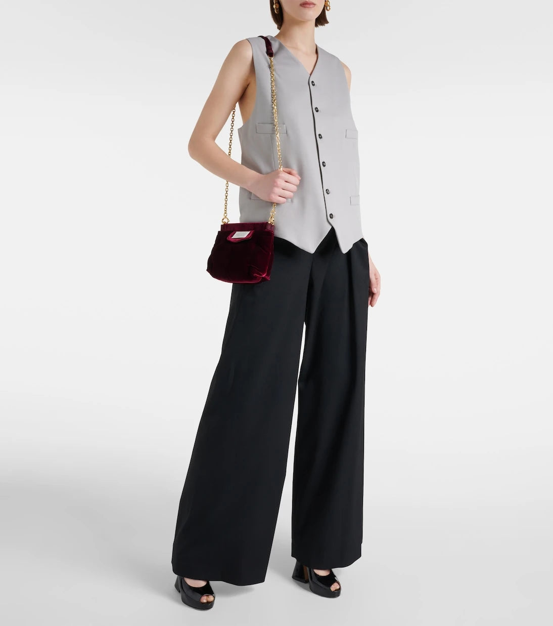Maison Margiela - حذاء ماري جين بكعب عالٍ من الجلد اللامع ومقدمة مفتوحة
