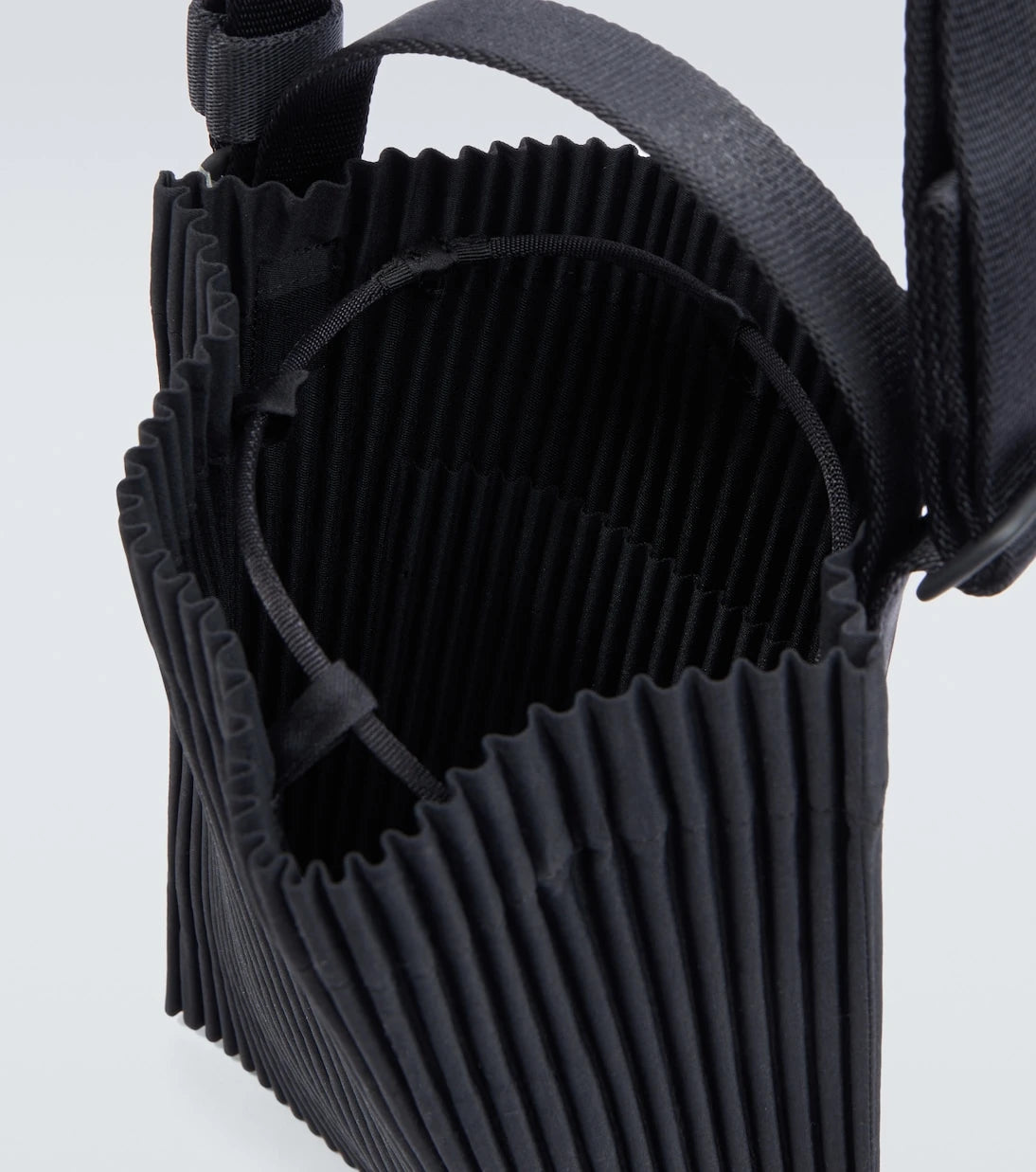 Homme Plissé Issey Miyake - حقيبة كتف بتطريزات مع رباط سحب