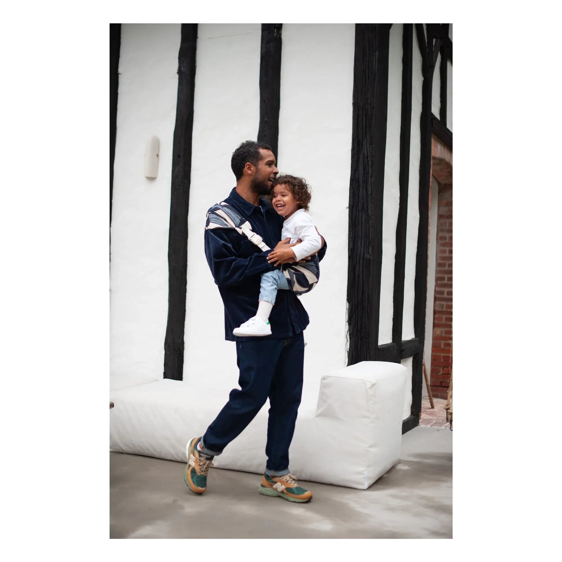 Mama Hangs - Carry &amp; Walk baby carrier | Indigo