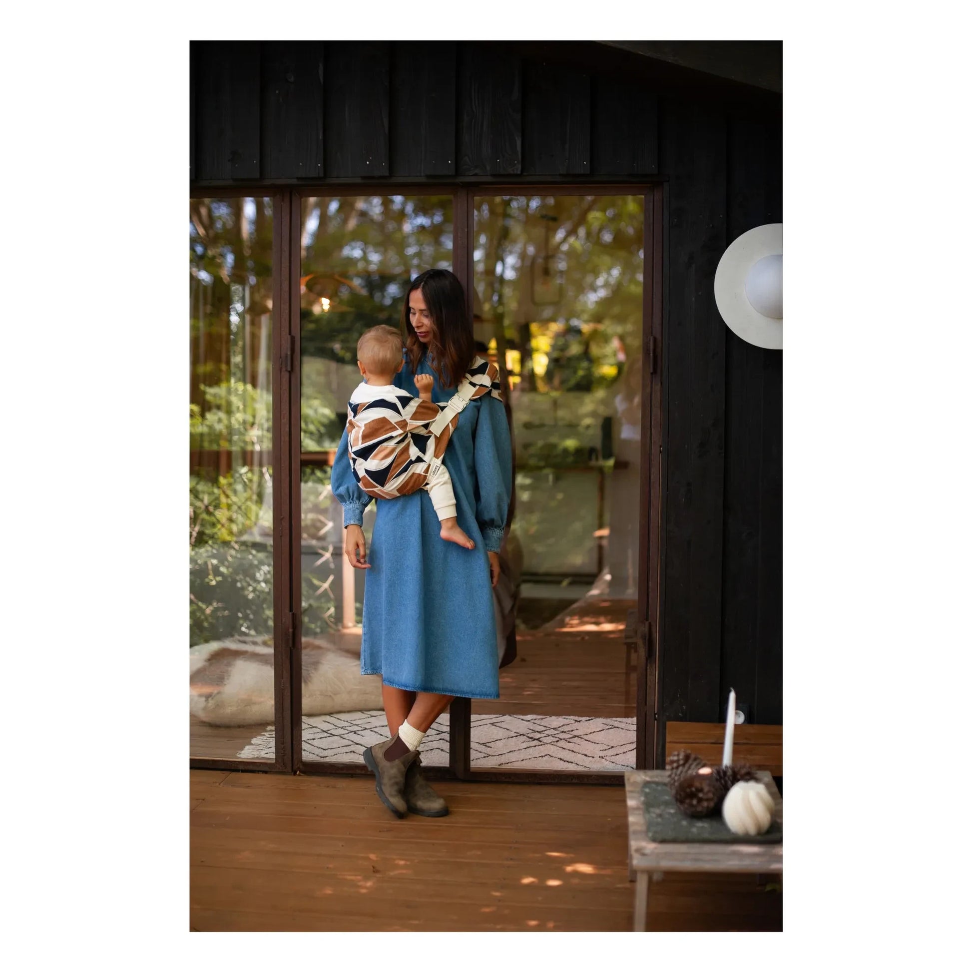 Mama Hangs - Carry &amp; Walk baby carrier | Earth