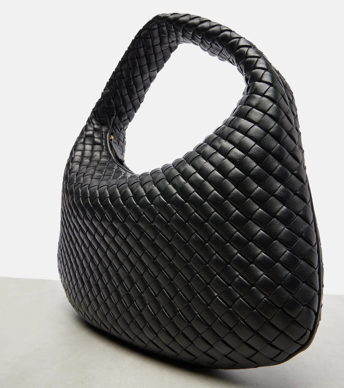 Bottega Veneta - حقيبة كتف Veneta Medium من الجلد