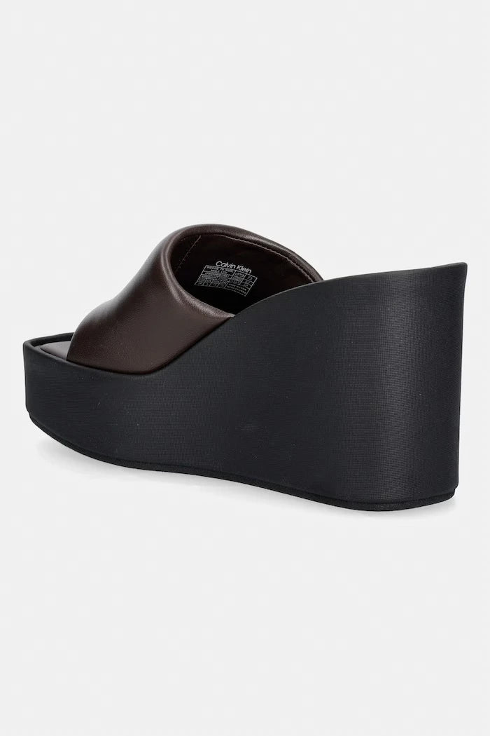 Calvin Klein eğimli platformlu kadın deri terlik WEDGE 70 SNDL MULE LTH