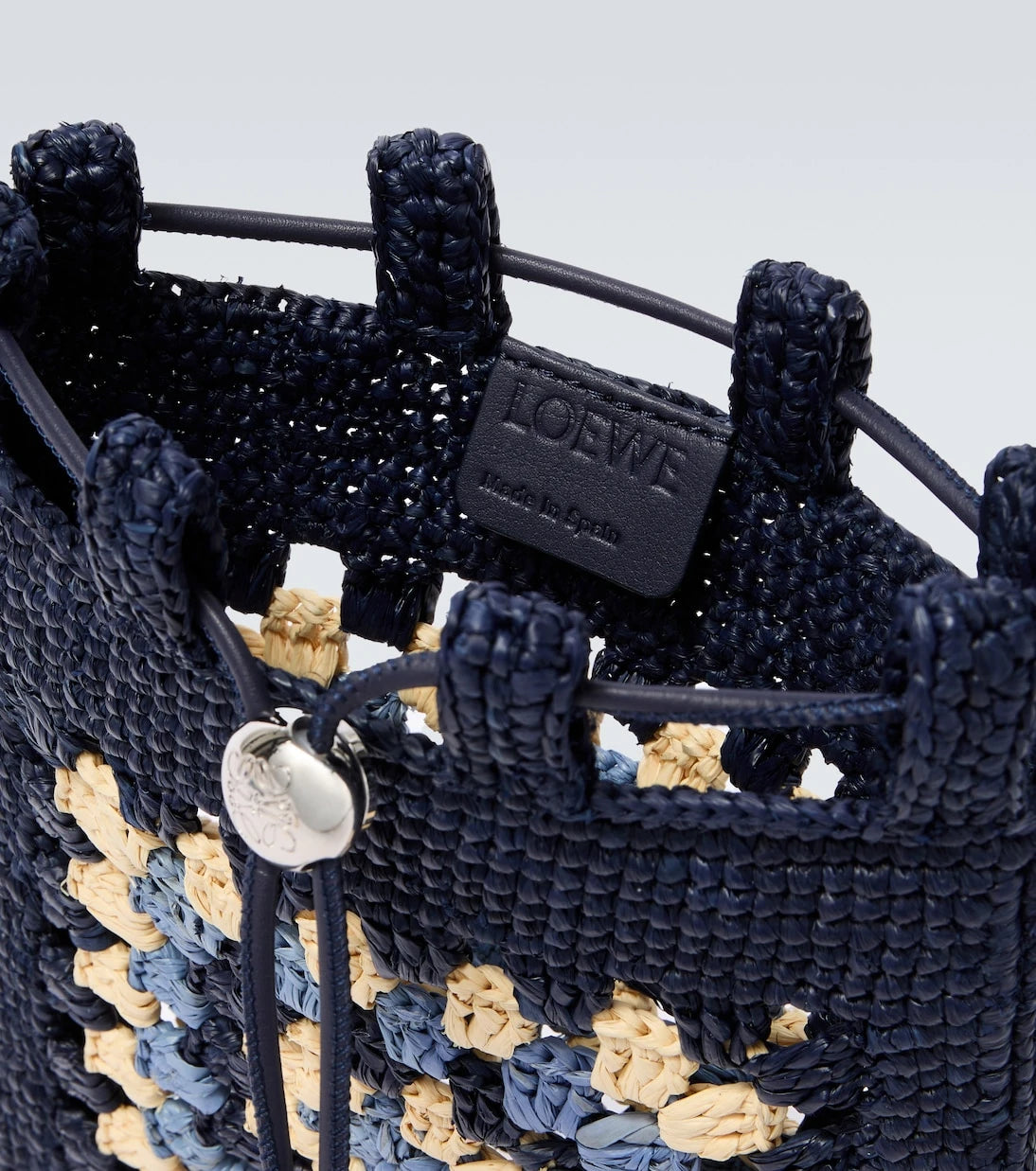 Loewe - حقيبة كروشيه رافيا بولاز إيبيزا بحزام