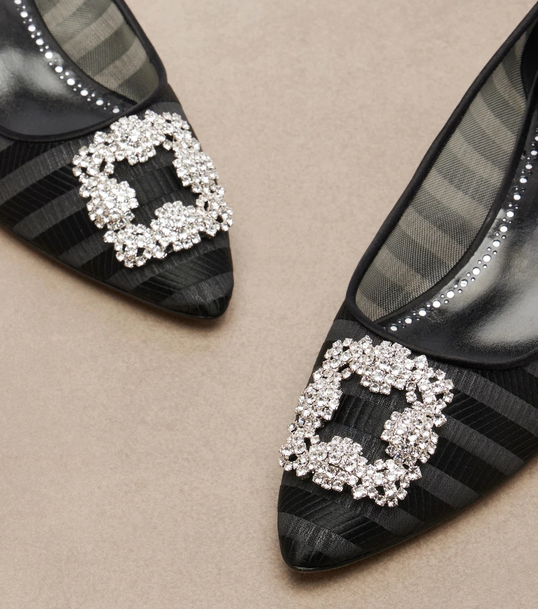 Manolo Blahnik - Hangisi embellished pumps