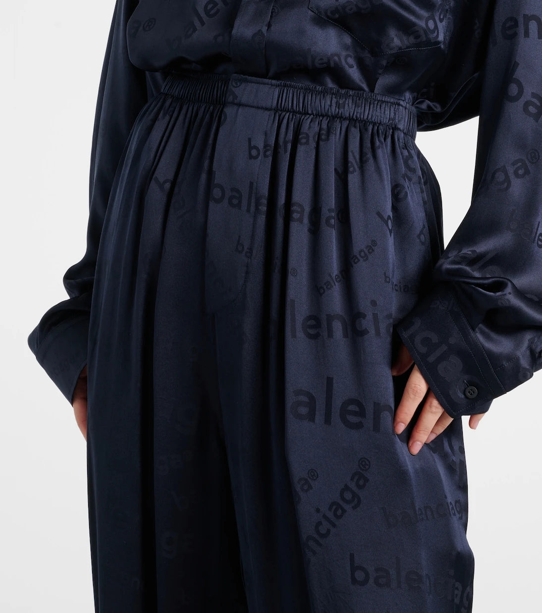 Balenciaga - بنطال حرير بأرجل واسعة