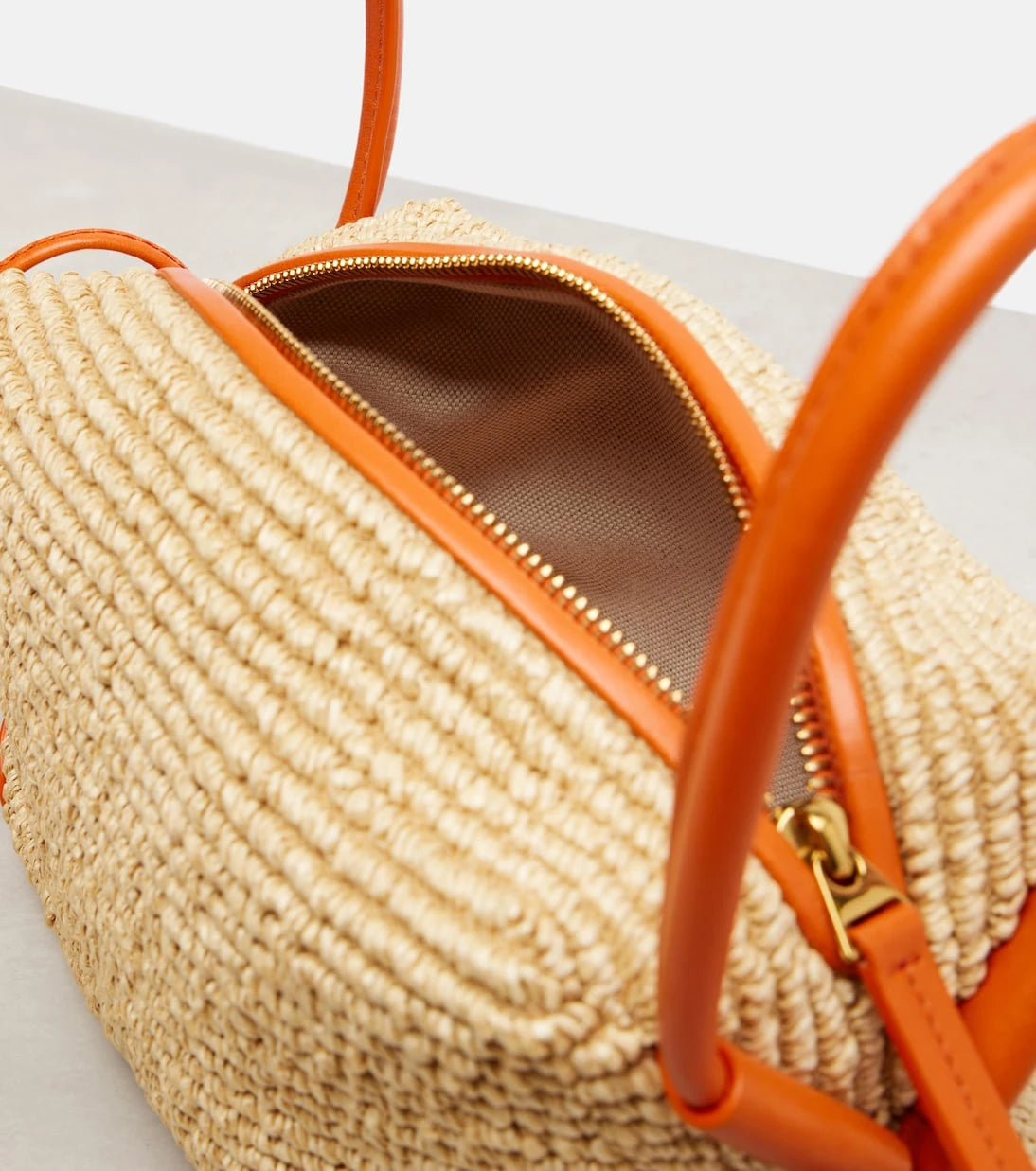 Bottega Veneta - حقيبة توت Loop من الرافيا والمزينة بالجلد
