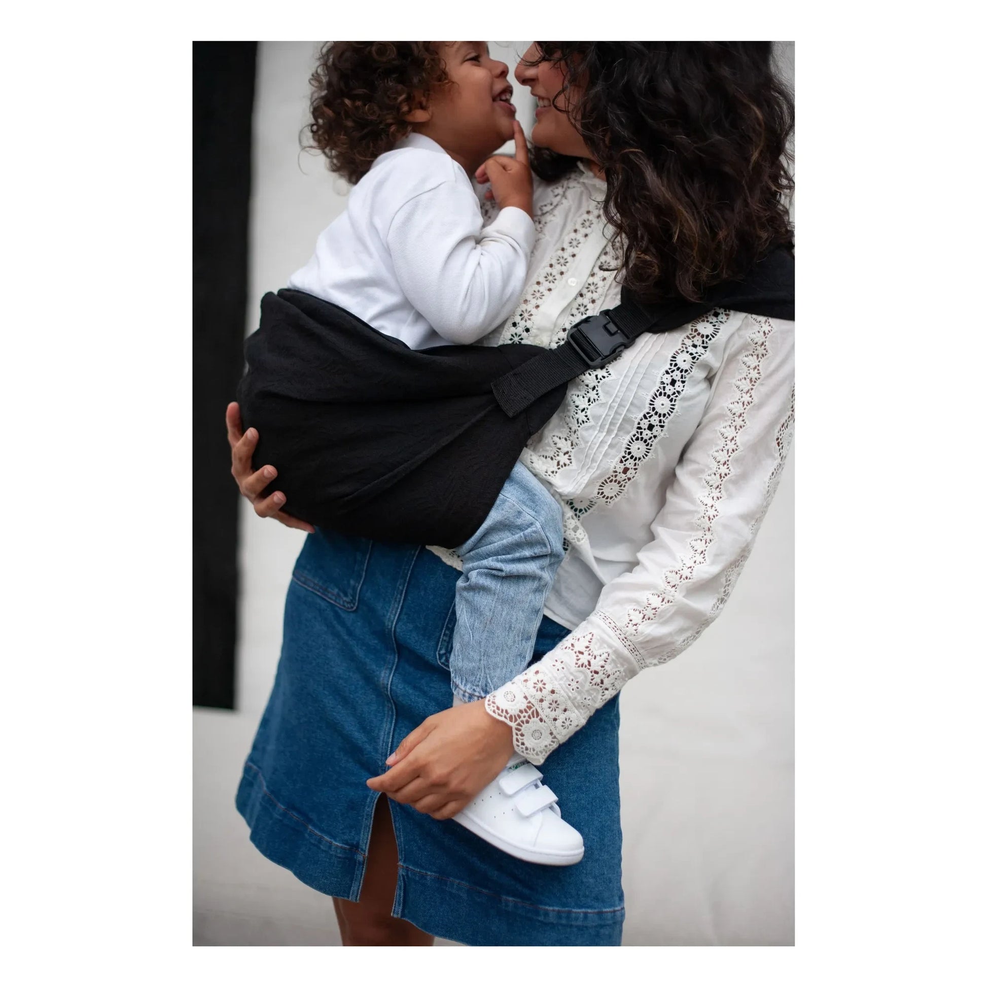 Mama Hangs - Carry &amp; Walk baby carrier | Black