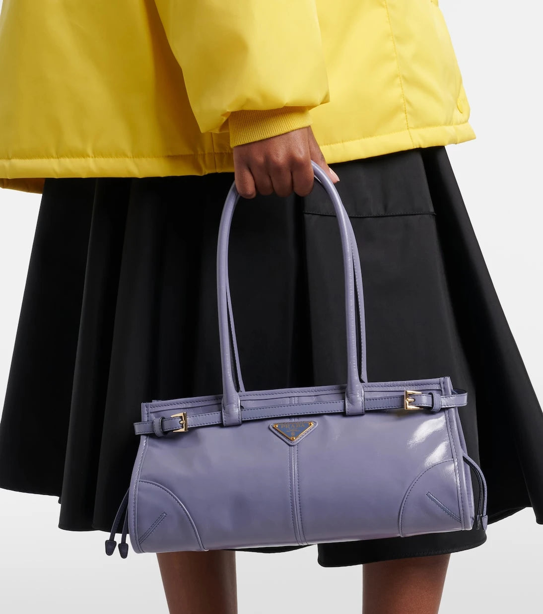 Prada - حقيبة كتف برادا بوني متوسطة من الجلد