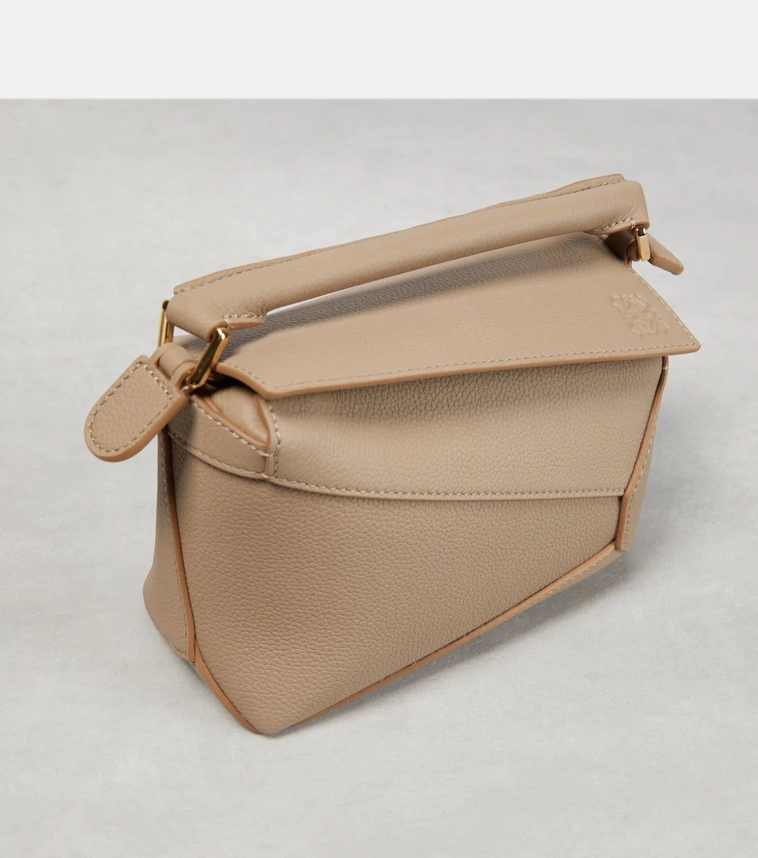 Loewe - حقيبة توت Puzzle Edge Mini من الجلد