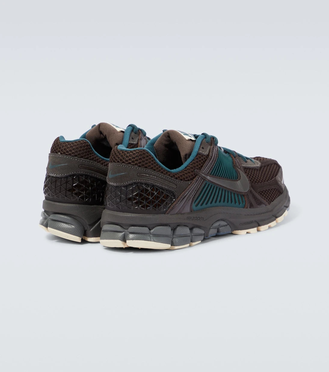 Nike - حذاء سنيكرز Zoom Vomero 5 مزين بالجلد