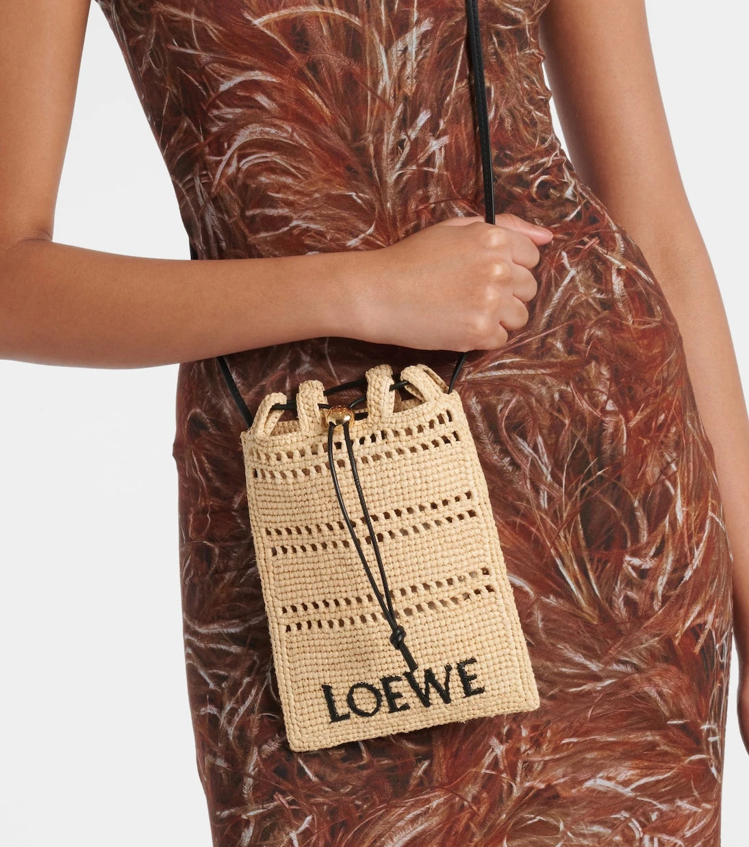 Loewe - حقيبة رافيا باولا إيبيزا بحزام
