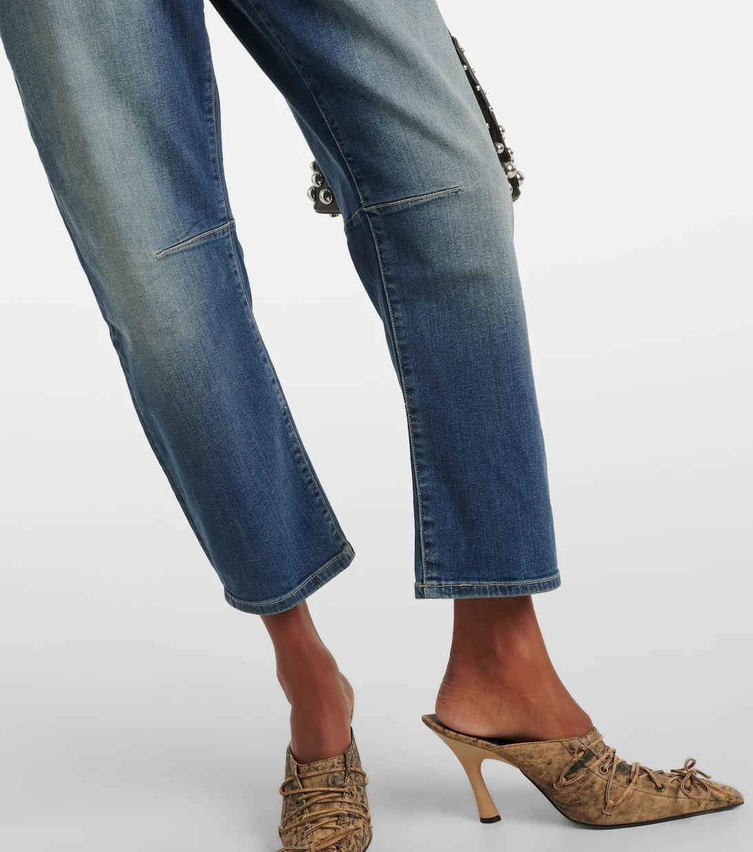 AG Jeans - بنطلون جينز بخصر عالٍ وقصّة ساق برميلية