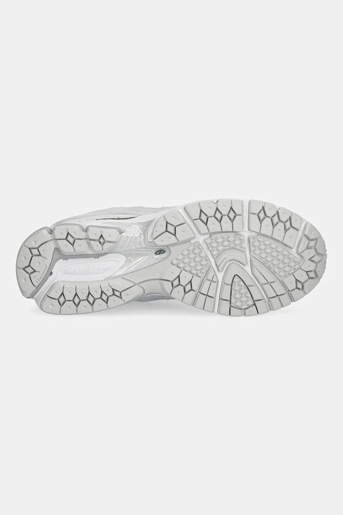 Велурени маратонки New Balance 2002