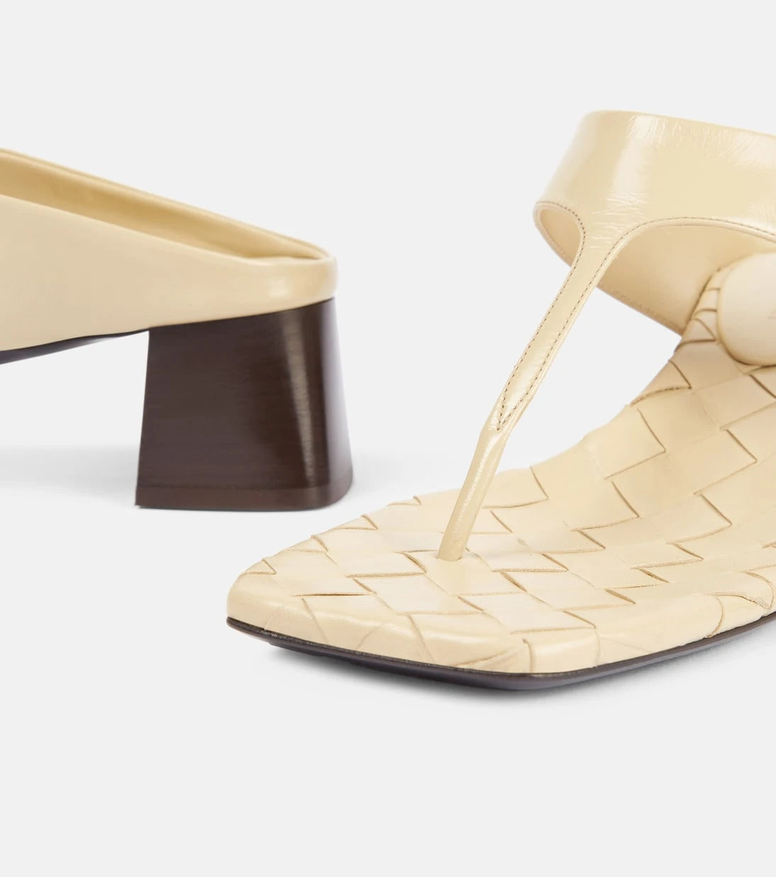 Bottega Veneta - صندل ماريلّا 45 ثونغ الجلدي