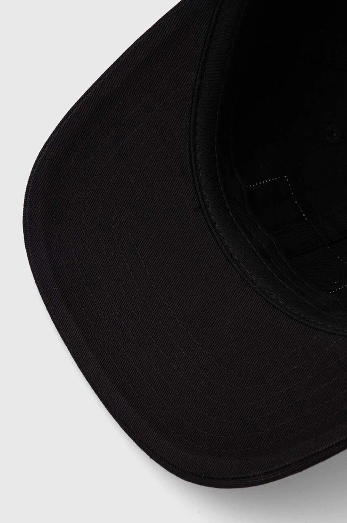 Памучна шапка с козирка Levi's