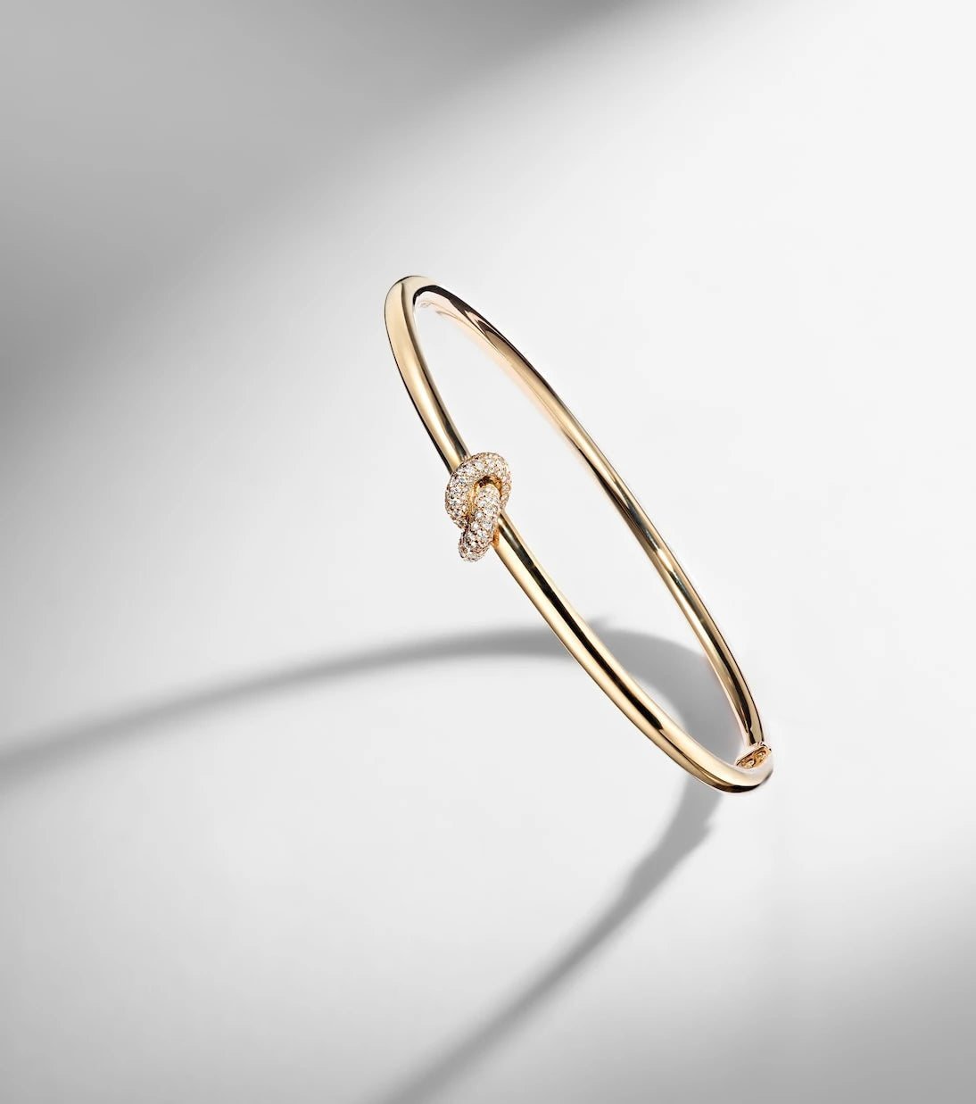 Engelbert - Legacy Knot 18kt gold bangle with diamonds