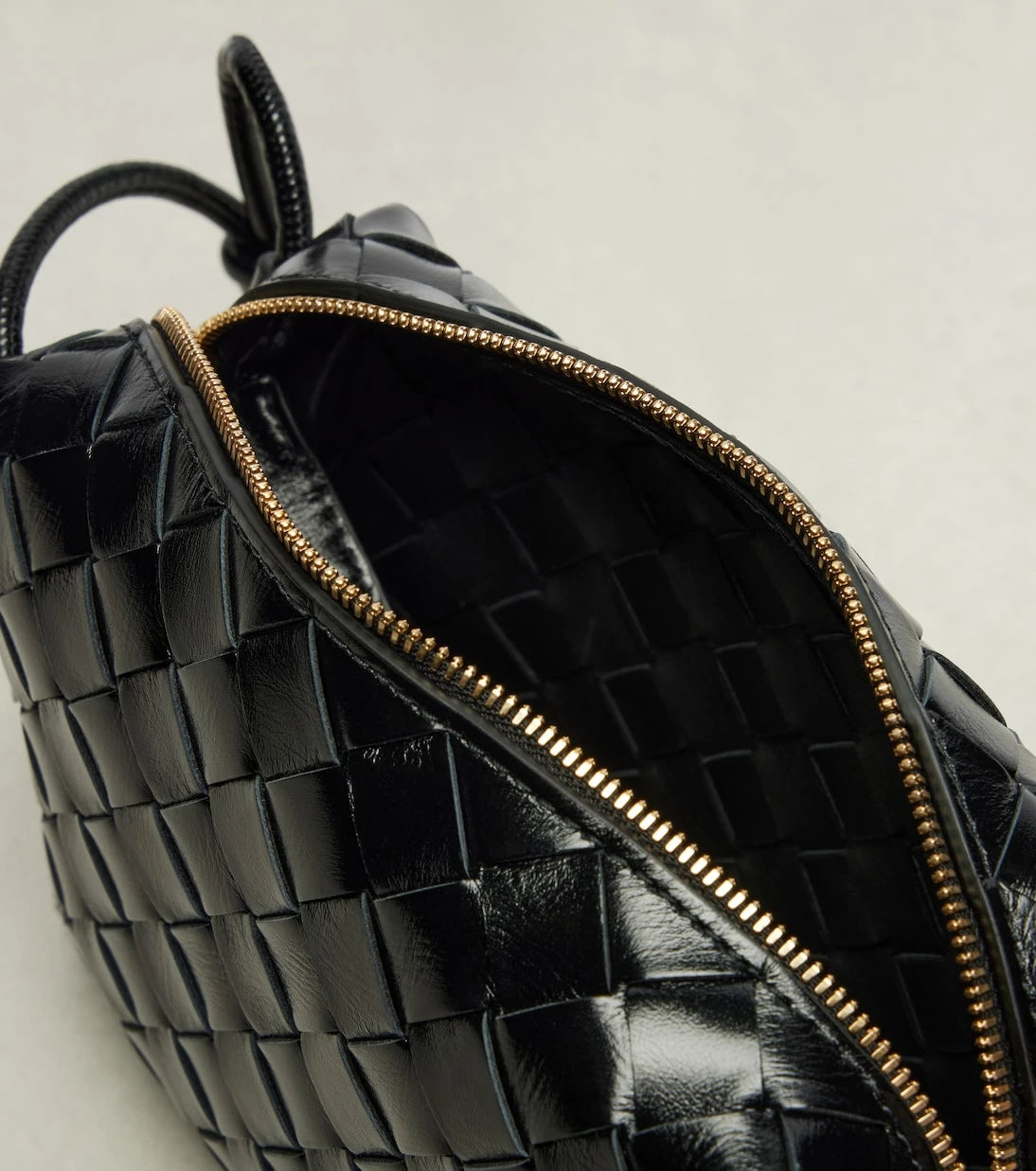 Bottega Veneta - حقيبة كروس بودي لوب ميني جلد